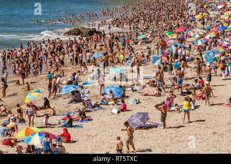 Affollata spiaggia sul lungomare di Vina del Mar, Cile il 16 gennaio, 2017 Foto Stock