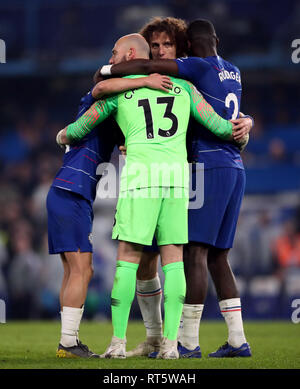 Chelsea goalkeeper Willy Caballero, David Luiz (centro) e Antonio Rudiger (destra) celebrare dopo il match di Premier League a Stamford Bridge, Londra. Foto Stock