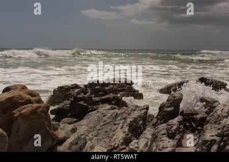 Le onde del mare gli schizzi sul rock Foto Stock