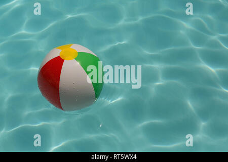 Pallone gonfiabile galleggianti in piscina Foto Stock