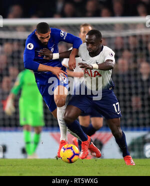 Chelsea Ruben Loftus-Cheek (sinistra) e Tottenham Hotspur's Moussa Sissoko battaglia per la palla durante il match di Premier League a Stamford Bridge, Londra. Foto Stock