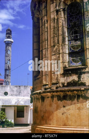 Windows su san Giuseppe la cattedrale e la Moschea Jamiul-Istiqama Stone Town Zanzibar, Tanzania Foto Stock