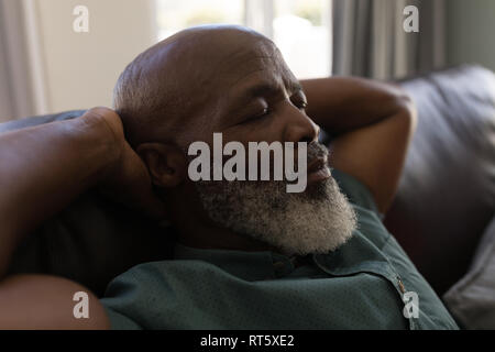 Senior uomo dorme nella stanza vivente Foto Stock