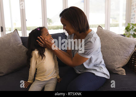 Madre e figlia guardando ogni altro in salotto Foto Stock