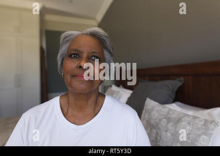 Senior donna rilassante in camera da letto a casa Foto Stock