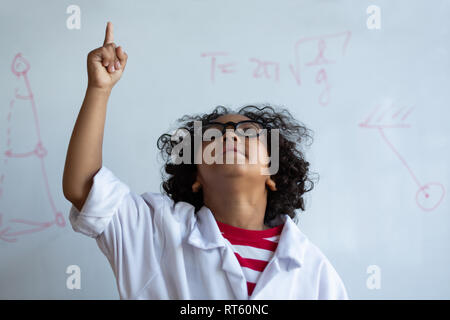 Scolaro puntare il dito fino in laboratorio Foto Stock