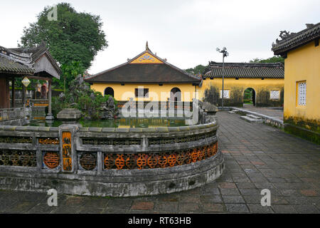 Il Truong du Pavilion e il lago entro il Dien Tho residenza in città imperiale, tonalità, Vietnam Foto Stock