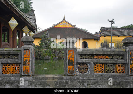 Il Truong du Pavilion e il lago entro il Dien Tho residenza in città imperiale, tonalità, Vietnam Foto Stock