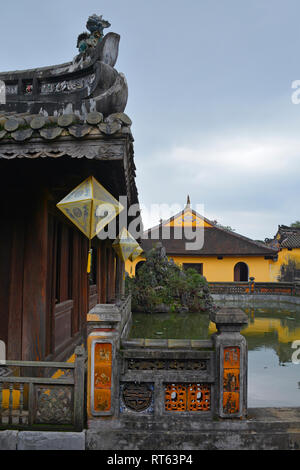 Il Truong du Pavilion e il lago entro il Dien Tho residenza in città imperiale, tonalità, Vietnam Foto Stock