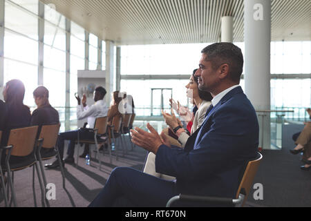 La gente di affari ad applaudire in un seminario di business Foto Stock