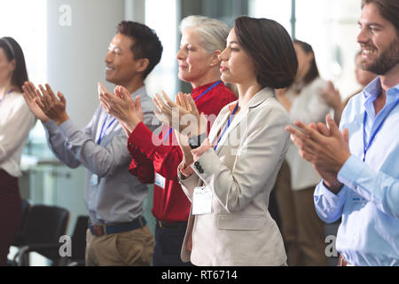 La gente di affari ad applaudire in un seminario di business Foto Stock