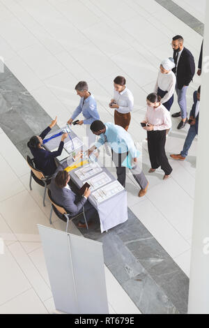 La gente di affari il check in durante la conferenza per la tabella di registrazione Foto Stock