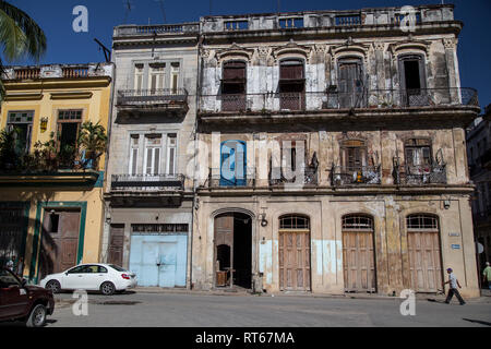 Tipiche case cubane in cattive condizioni su una delle strade nella città vecchia di Havana, Cuba Foto Stock