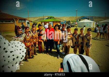 Ulan-Ude, Repubblica di Buryatia, Russia - 15 Luglio 2015: Buryats in abito nazionale, etnica holiday dei popoli indigeni del Baikal. Ulan Ude Re Foto Stock