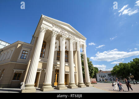 SUBOTICA, SERBIA - luglio 1, 2018: la facciata del Teatro Nazionale di Subotica, con menzione del Teatro Nazionale tradotto in serbo, croato e ungherese Foto Stock