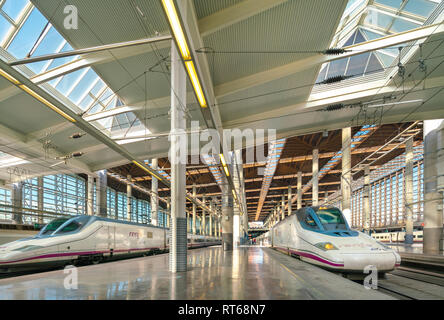 Stazione ferroviaria di Madrid Atocha con treni ad alta velocità AVE Classe 102 per Cordova e Malaga. Stazione ferroviaria Estacion Puerta de Atocha binario per Málaga Foto Stock