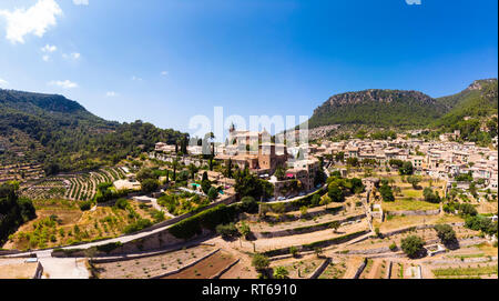 Spagna, Baleares, Mallorca, Valldemossa, Chiesa Parrocchiale Sant Baromeu e la Cartuja de Valldemosa Foto Stock