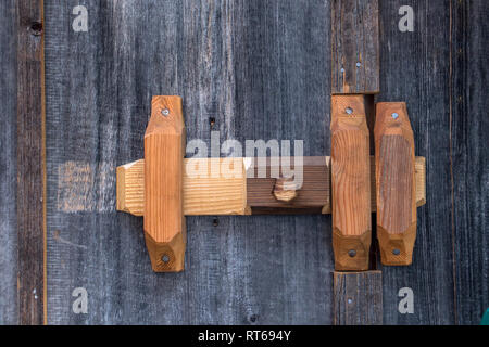 Un dispositivo di chiusura in legno serratura sulla porta, vicino. Foto Stock