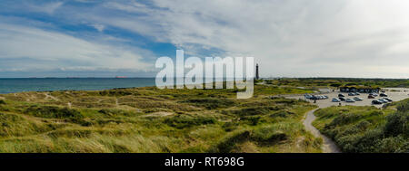 Danimarca, nello Jutland, Skagen, Grenen, paesaggio di dune con il faro in background Foto Stock