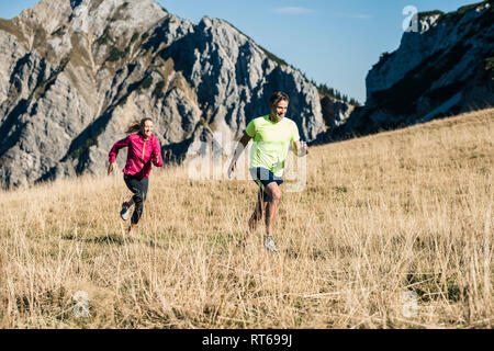 Austria, Tirolo, matura in esecuzione in montagna Foto Stock