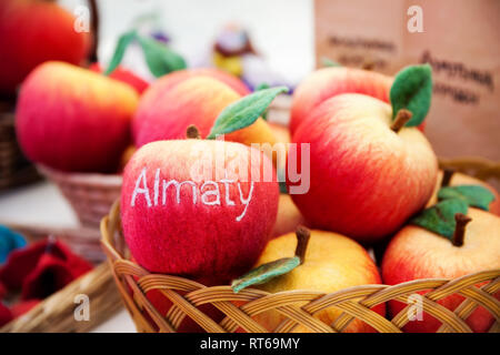 Red apple dal feltro con testo città Almaty al mercato in Kazakistan Foto Stock