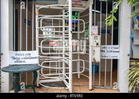 SAMUT SONGKHRAM, Thailandia, Ott 06 2018, ingresso ai servizi igienici pubblici. Foto Stock