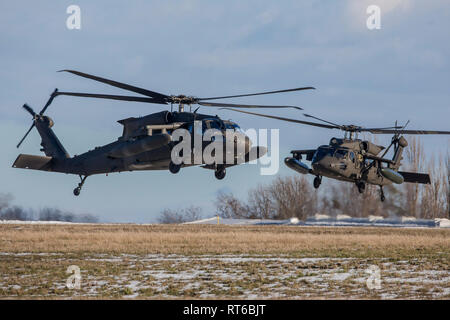 Due UH-60M Black Hawk elicotteri di U.S. Esercito europeo. Foto Stock