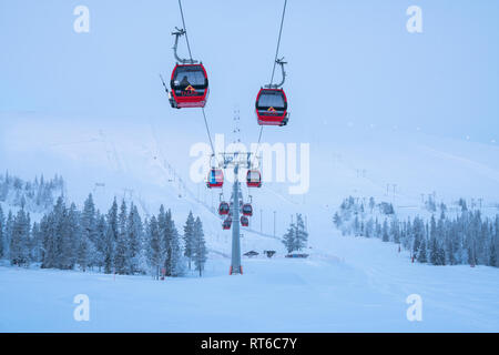 Ylläs ski resort e funivia con la gente in loro Kolari e Äkäslompolo, Finlandia Foto Stock