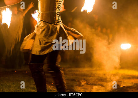 Fire danzatrice presso Beltane Fire Festival, Sussex, Regno Unito Foto Stock