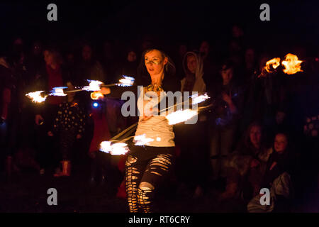 Fire danzatrice presso Beltane Fire Festival, Sussex, Regno Unito Foto Stock