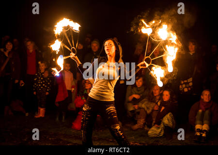 Fire danzatrice presso Beltane Fire Festival, Sussex, Regno Unito Foto Stock