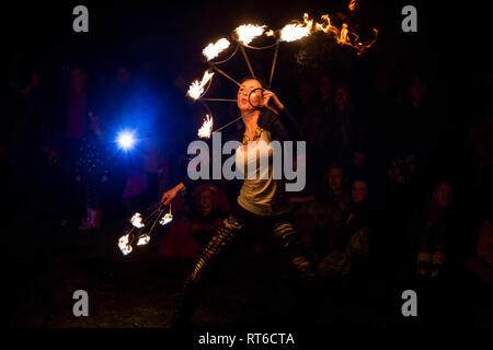 Fire danzatrice presso Beltane Fire Festival, Sussex, Regno Unito Foto Stock