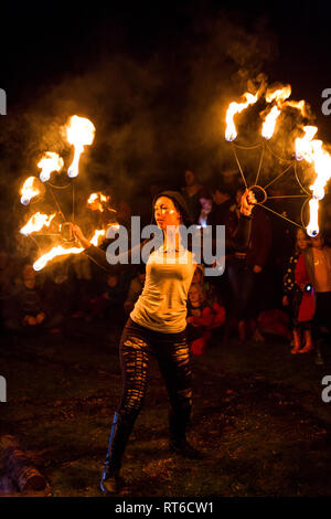 Fire danzatrice presso Beltane Fire Festival, Sussex, Regno Unito Foto Stock