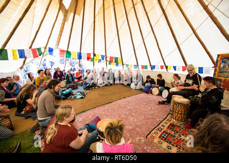 Drumming workshop presso Beltane Fire Festival, Sussex, Regno Unito Foto Stock