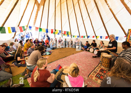 Drumming workshop presso Beltane Fire Festival, Sussex, Regno Unito Foto Stock