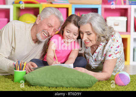 Ritratto di nonni disegno con la loro nipotina Foto Stock