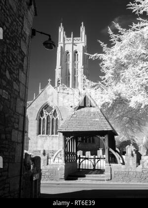 Monocromatico a infrarossi della Chiesa di Tutti i Santi e la lychgate dalla Chiesa a piedi nel nord Somerset villaggio di Wrington, Inghilterra. Foto Stock