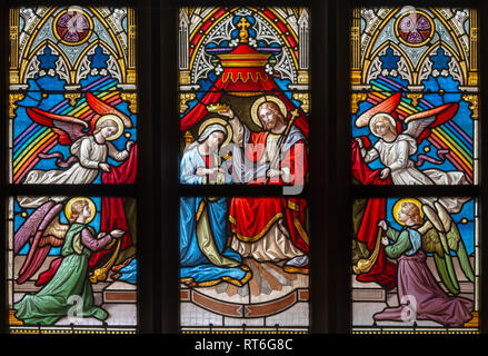 Praga, Repubblica Ceca - 12 ottobre 2018: l'Incoronazione della Vergine Maria sul vetro di finestra nella chiesa Bazilika svatého Petra a Pavla na Vyšehrade da p. Foto Stock