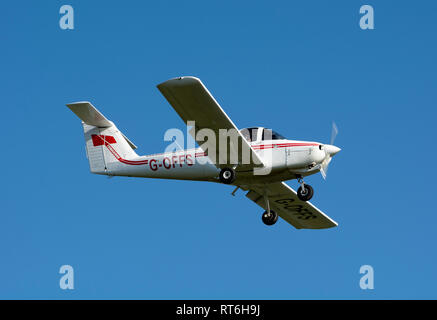 Piper PA-38-112 Tomahawk a Wellesbourne Airfield, Warwickshire, Regno Unito (G-off) Foto Stock