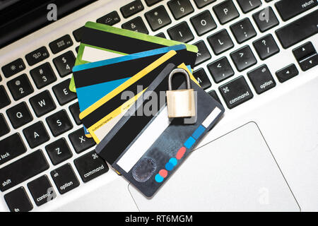 Internet security concetto, con carta di credito e bancomat lucchetto sulla tastiera portatile, sicurezza online transaction Foto Stock