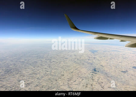 Una vista da 10.000 piedi guardando fuori dalla finestra di un aereo. Foto Stock