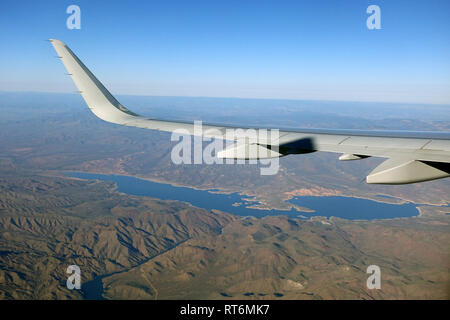 Una vista da 10.000 piedi guardando fuori dalla finestra di un aereo. Foto Stock