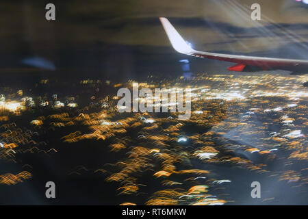 Una vista da 10.000 piedi guardando fuori dalla finestra di un aereo. Foto Stock