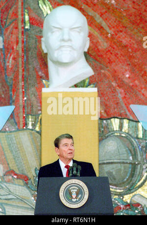 5/31/1988 il presidente Reagan dando un discorso all'Università Statale di Mosca in URSS Foto Stock