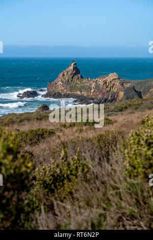 Onde infrangersi onshore lungo la Highway One e California's Big Sur Costa. Foto Stock