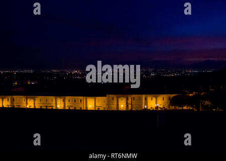 Vista di Caserta dal regio borgo di San Leucio di sera Foto Stock