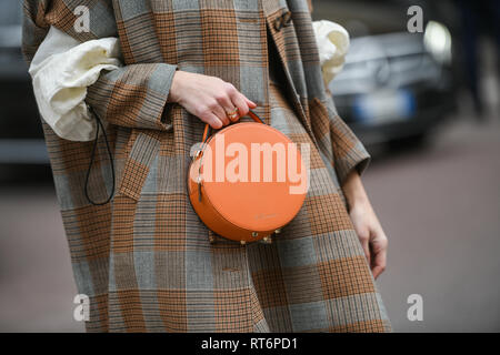 Milano, Italia - 23 Febbraio 2019: Street style dettaglio dopo una sfilata di moda durante la Settimana della Moda Milanese - MFWFW19 Foto Stock