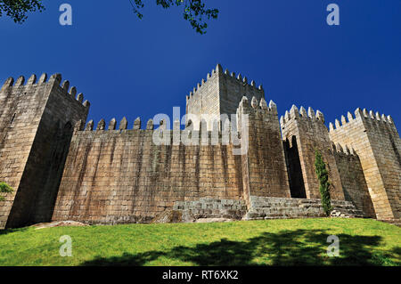 Vista laterale del medievale castello conservati su una collina con cielo blu Foto Stock