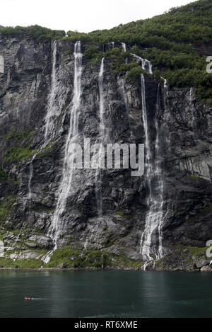 Le sette sorelle è un misuratore 300 alta cascata si trova appena a sud della storica azienda Knivsflå e assordanti in Geirangerfjorden in Norvegia. Foto Stock