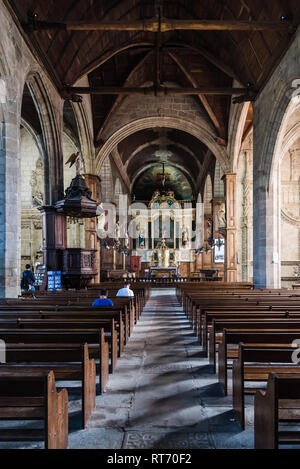 Fougeres, Francia - 25 Luglio 2018: vista interna della chiesa di Saint Sulpice vicino al castello medievale. Ille-et-Vilaine, Brittany Foto Stock